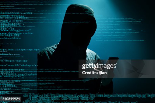 Hacker mit Telefon Hacker mit Telefon