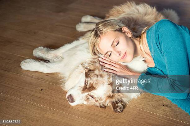 femme se détendant avec son chien de berger australien - australian shepherd photos et images de collection