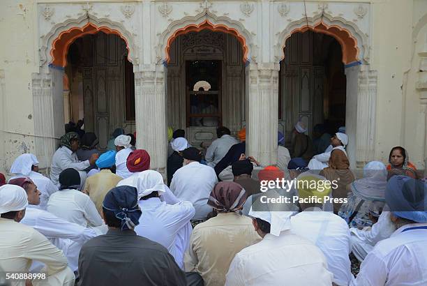 Sikh Rituals 10,325 Lahore Press Stock Photos, High-Res Pictures, and Images - Getty ...