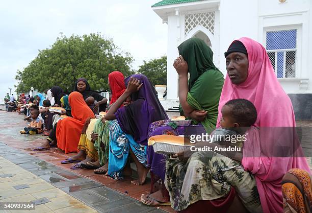 Turkish Religious Foundation members dispatch a fast-breaking dinner needy Somalians at Tadamun mosque in Mogadishu, Somalia on June 17, 2016....