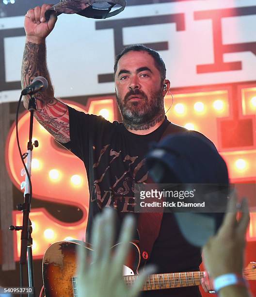 Singer/Songwriter Aaron Lewis performs during 2016 Windy City LakeShake Country Music Festival - Day 1 at FirstMerit Bank Pavilion at Northerly...