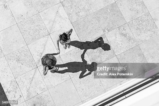 vue du haut de deux adolescent fille parlant sur le soleil - alex pix photos et images de collection