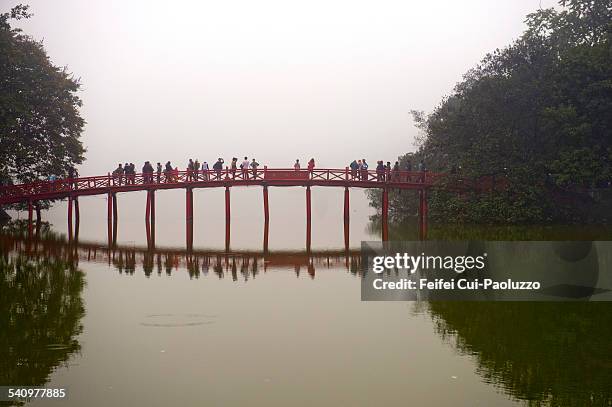 hoan kiem lake and huc bridge at hanoi, vietnam - huc bridge stock pictures, royalty-free photos & images