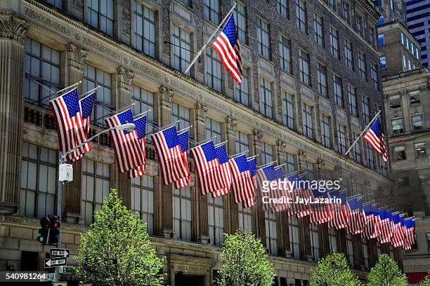 vereinigte staaten flags, saks co., manhattan, new york city - saks stock-fotos und bilder