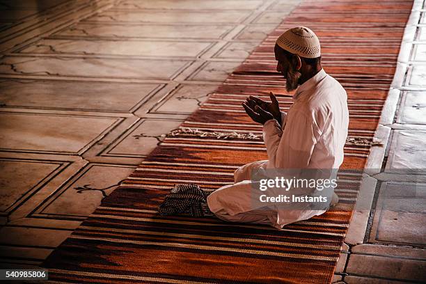 beten mann in jama masjid moschee - delhi jama masjid mosque stock-fotos und bilder