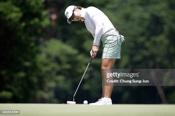 So-Young Kim of South Korea plays a putt on the fifth green during the second round of the Nichirei Ladies at the Sodegaura Country Club Shinsode...