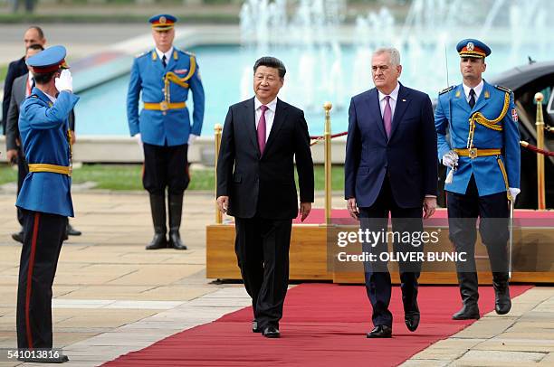 Chinese President Xi Jinping and Serbian President Tomislav Nikolic inspect the guards of honour before their meeting in Belgrade on June 2016....