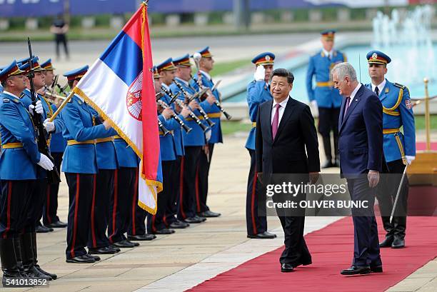 Chinese President Xi Jinping and Serbian President Tomislav Nikolic inspect the guards of honour before their meeting in Belgrade on June 2016....