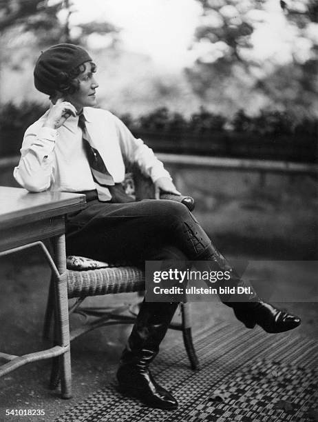 Zitla Furtwängler 1. Frau von Wilhelm Furtwängler 1923-31/43- auf dem Balkon ihres Berliner Hauses nach einem Ausritt- erschienen Dame 16/1930- Foto:...