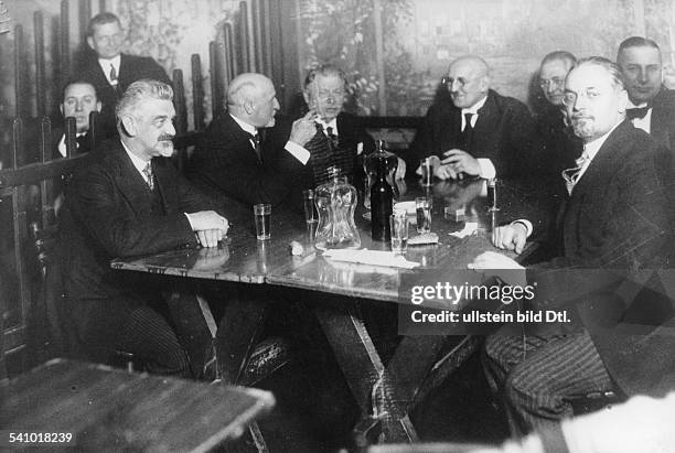 1946Kommunalpolitiker, DOberbürgermeister Böss bei einemLokalbesuch in Wien Grinzing; v.l.:Dr. Hermann Luppe , Karl Seit , NN, Böss