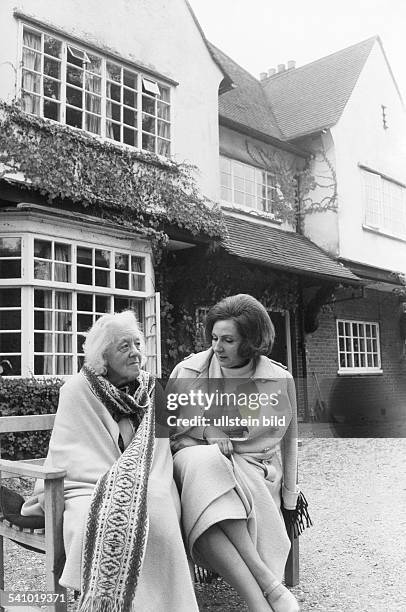 Margaret Rutherford, actress, UK with the journalist Margaret Duenser - 1971