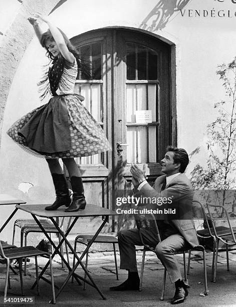 Götz George*-Schauspieler, Din einer Szene mit Marie Versini in dem Film `Ferien mit Piroschka`Österreich/BRD 1965
