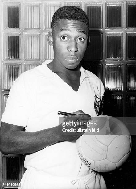 Pelé *-Fussballspieler, Brasilien Weltmeister 1958 1970'Sportler des Jahrhunderts'- Halbportrait, gibt Autogramme auf einen Fussball- undatiert