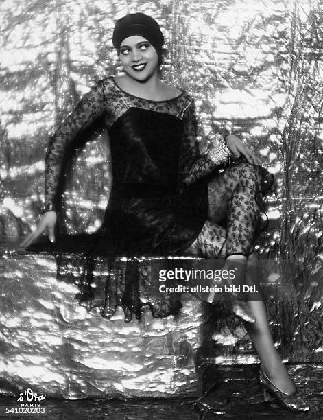 Revuetänzerin Folies Wagram Fin einem schwarzen Kleid mitSpitzenüberwurferschienen Dame 20/1928Foto: d'Ora