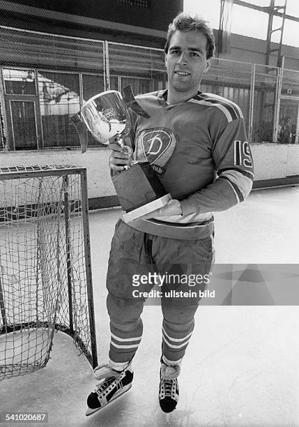 Eishockey-Spieler, DDRmit dem Fair Play Pokal- 1983