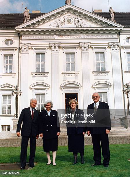 Weizsaecker, Richard von *-Politiker, DBuergermeister von Berlin 1981-1984Bundespraesident 1984-1994- vor dem Schloss Bellevue in Berlin, Amtssitz...