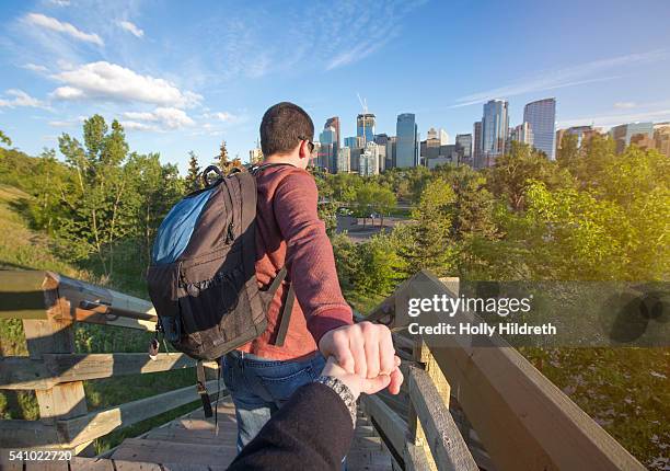 exploring calgary - vorwärtsbewegung stock-fotos und bilder