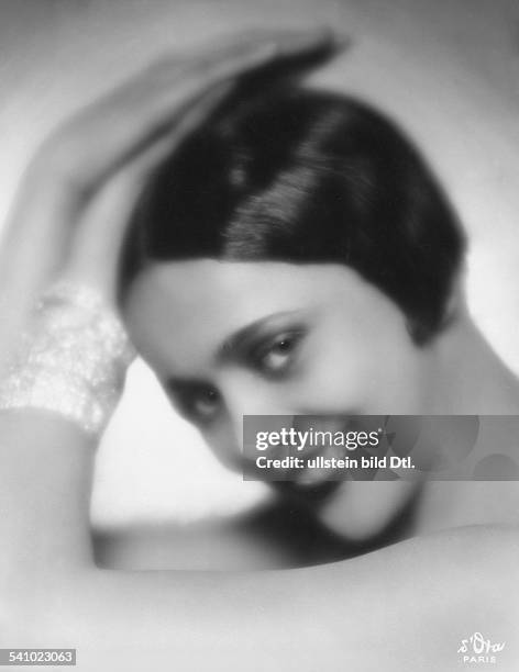 Revuetänzerin Folies Wagram FPortraitstudie mit Bubikopf undArmbanderschienen Dame 20/1928Foto: d'Ora