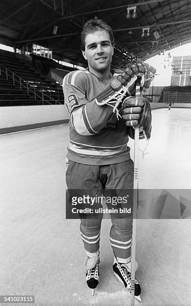 Eishockey-Spieler, DDRin Sportkleidung in der Eishalle- 1983