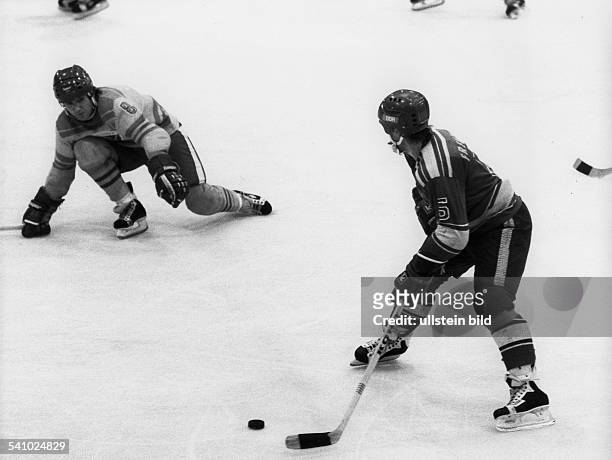 Eishockey-Spieler DDRim Spiel Dynamo Berlin - DynamoWeisswasser - 1983