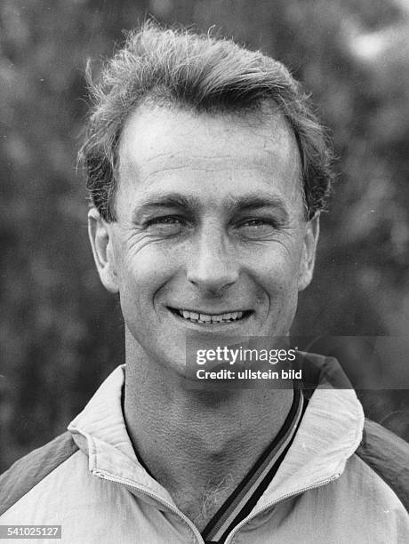 Geboren 29. März 1952 in Emmerich.Fußballspieler bei BorussiaMönchengladbach, FC Valencia, 1. FC Kölnund Hertha BSC Berlin.Mitglied der...