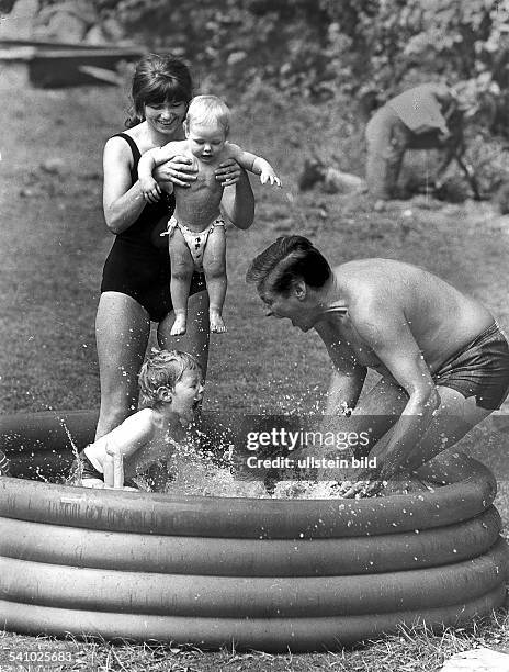 Schauspieler, Deutschlandmit Ehefrau Lieselotte und den beiden Söhnen Robert und Andreas beim Spielen im Planschbecken- 1967