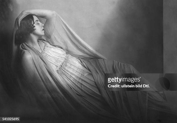 The dancer Ellen Tels in 'Dreamdance', picture taken by Franz Lowy 1922