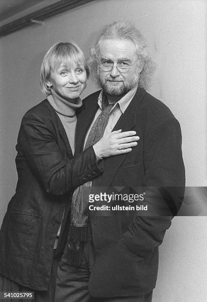 Schriftsteller, Drehbuchautor, Dmit der Schauspielerin Jenny Gröllmann, neue Darstellerin in der Fernsehserie 'Liebling Kreuzberg'- 1993