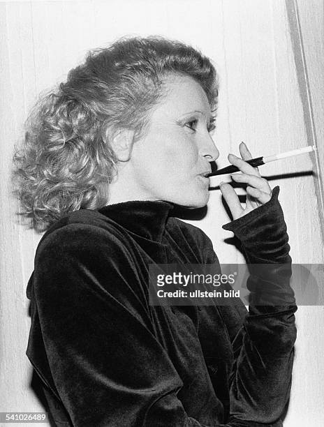Ingrid Caven*-Sängerin, Schauspielerin, D- Seitenaufnahme, mit Zigarettenspitze- Dezemmber 1994