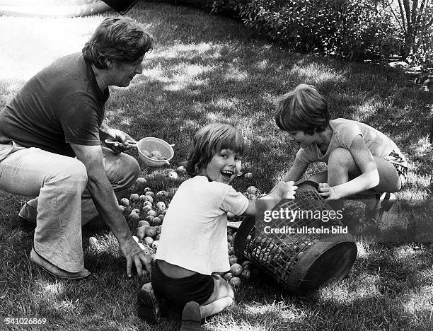 Schauspieler, Deutschlandmit seinen Söhnen Robert und Andreas im Garten- 1973