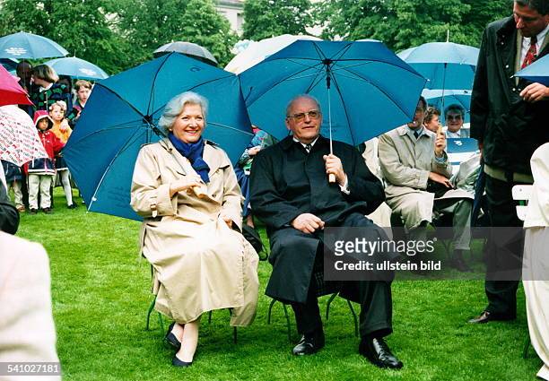 1934Bundespräsident- zusammen mit seiner Ehefrau Christianeauf einem Gartenfest im Schloss Bellevue:unter Regenschirmen auf Gartenstühlensitzend- 1995