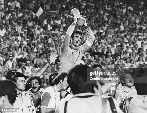 Fussballspieler , Italien- nach dem Sieg imFussballweltmeisterschaftsturnier inSpanien mit dem Pokal.12.7.1982