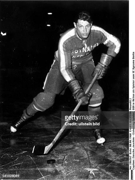 Eishockey-Spieler, trainer DDRin Aktion als Spieler vom SC DynamoBerlin- 1960