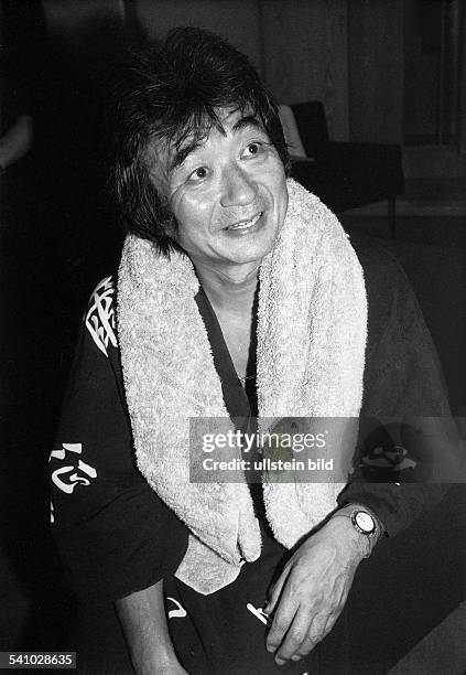Ozawa, Seiji *-Dirigent, Komponist, Japan- Portrait, im Kimono mit Handtuch- 1989Foto: Erika Rabau