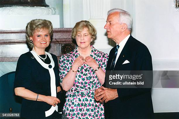 Weizsaecker, Richard von *-Politiker, DBuergermeister von Berlin 1981-1984Bundespraesident 1984-1994- mit Ehefrau Marianne und Hannelore Kohl