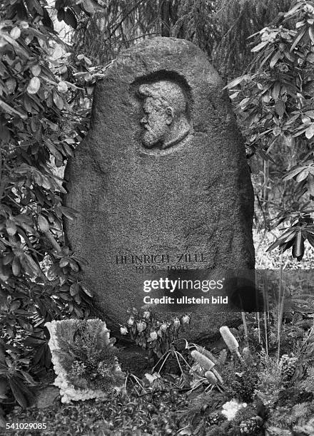 Heinrich Zille *10.01.1858-+Bildender Künstler, Zeichner, Fotograf, DDer Grabstein auf dem Waldfriedhof inStahnsdorf, Kreis Potsdam.- März 1994