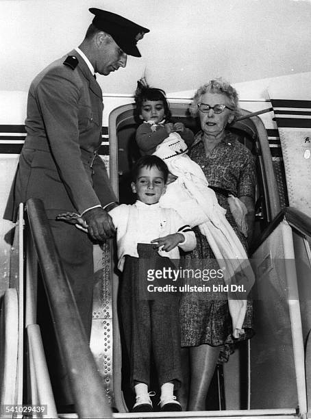 Schauspielerin, USASohn Christopher und Tochter Liz in Begleitung aufder Gangway eines Flugzeuges