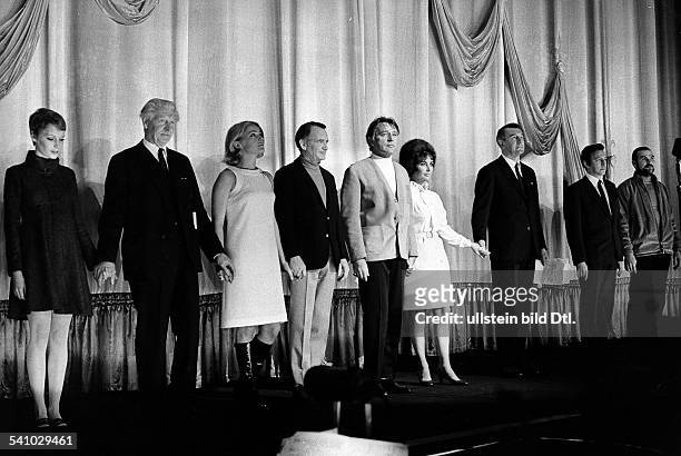 Schauspielerin USA- wird mit Richard Burton und anderen Schauspielern dem englischen Königshaus vorgestellt- um 1968