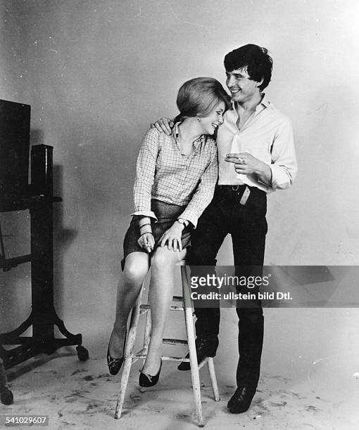 David Bailey*- Fotograf, Grossbritannienmit seiner Ehefrau Catherine Deneuve im Studio- 1966