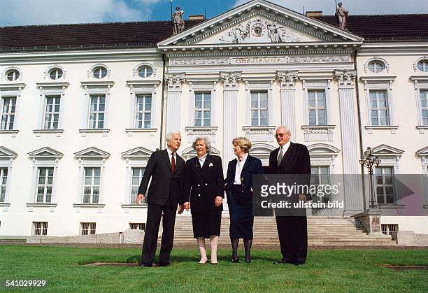 Weizsaecker, Richard von *-Politiker, DBuergermeister von Berlin 1981-1984Bundespraesident 1984-1994- vor dem Schloss Bellevue in Berlin, Amtssitz...