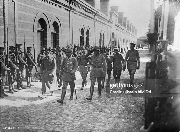 1941Deutscher Kaiser 1888 - 1918König von Preussen- im eroberten Dünamünde: Wilhelm II. Und Prinz Heinrich von Preussen schreiten in denKasematten...