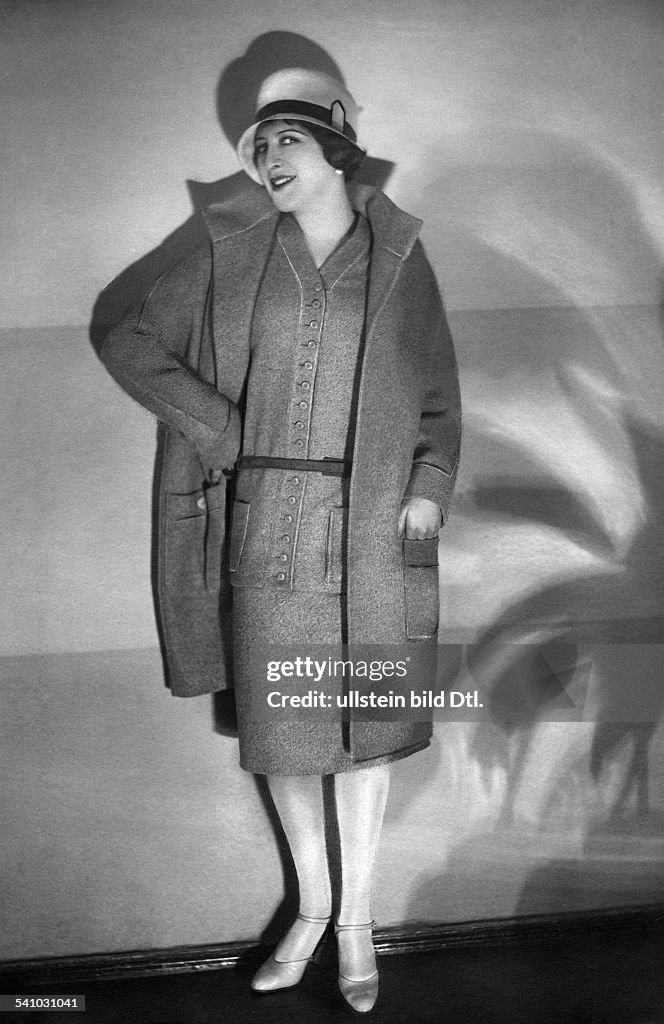 Blandt, Gitta (Gritta)Dancerin a woolen outfit, dress and coat- Photographer: Yva- Published by: Dame 12/1928Vintage property of ullstein bild
