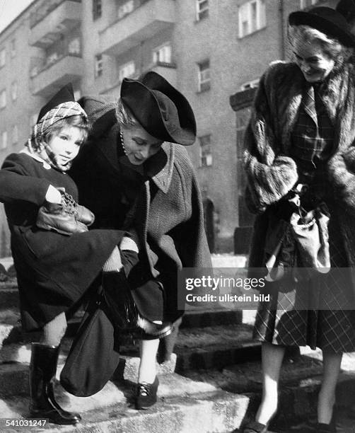 Marjorie Clay, die Frau des amerikanischenMilitärgouverneurs in Deutschland, Lucius D. Clay, verteilt an bedürftige Berliner Kinder Schuhe-...