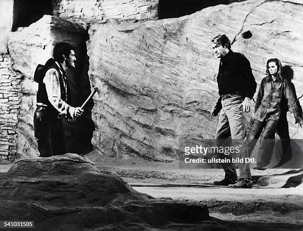 1916Schauspieler, USAmit Omar Sharif und Camilla Sparrin dem Film `Mackenna's GoldRegie J.Lee Thompson- USA 1967