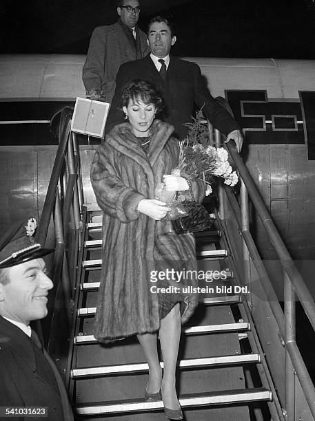 Tempelhof Airport Arrival / departure of VIP's Germany / Berlin / Tempelhof : Gregory Peck *05.04..2003+ Actor, USA Gregory Peck and his second wife,...