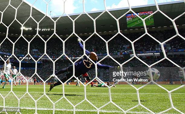Romelu Lukaku of Belgium scores his team's first goal past Darren Randolph of Republic of Ireland during the UEFA EURO 2016 Group E match between...