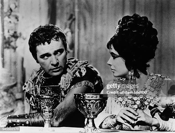 Schauspielerin USAmit Richard Burton beim Festmahl:`Cleopatra'Regie: Joseph L. MankiewiczUSA 1962