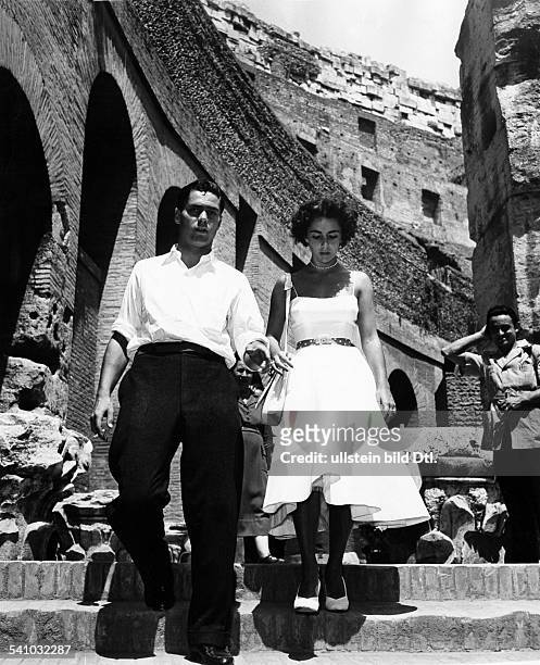 Schauspielerin USA- mit E. Bigelou, einem Freund ihres Mannes Nicky Hilton, jr. Im Colosseum in Rom- 1950