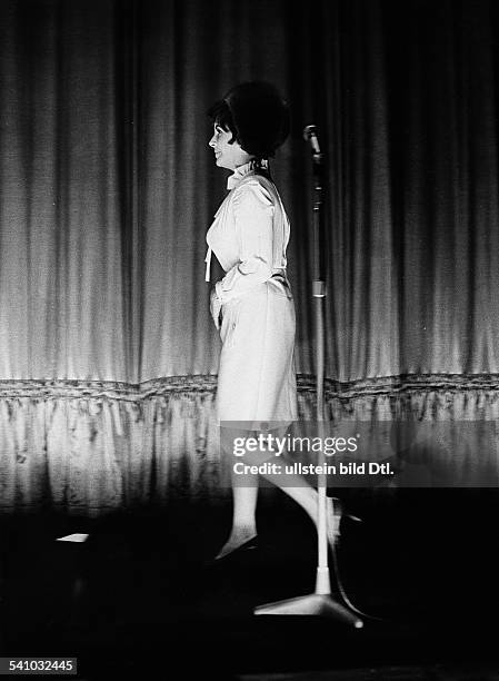 Schauspielerin USA- wird dem englischen Königshaus vorgestelltum 1968