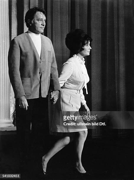 Schauspielerin USA- wird mit Richard Burton dem englischen Königshaus vorgestellt- um 1968